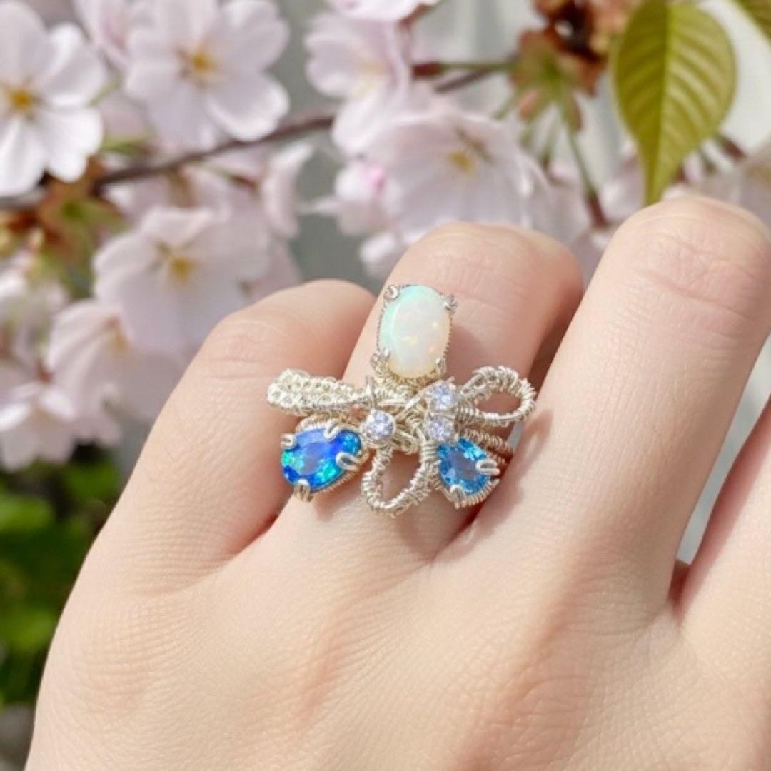 【指先に結ぶ虹】オパールとダブレットオパール青の宝石 リボンリング 12号