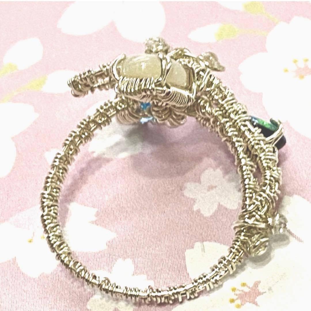 【指先に結ぶ虹】オパールとダブレットオパール青の宝石 リボンリング 12号