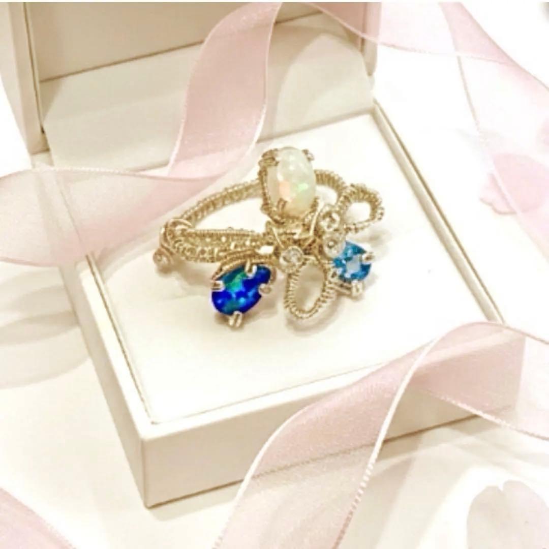 【指先に結ぶ虹】オパールとダブレットオパール青の宝石 リボンリング 12号