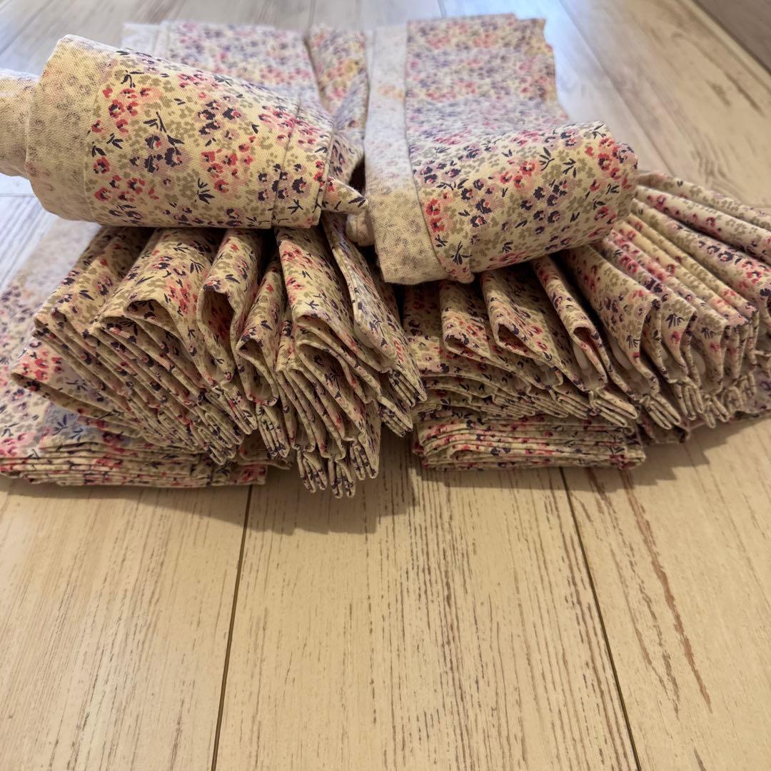 新品未使用　ローラアシュレイ　タルーラ　二つ山　オーダーカーテン　ピンク　②