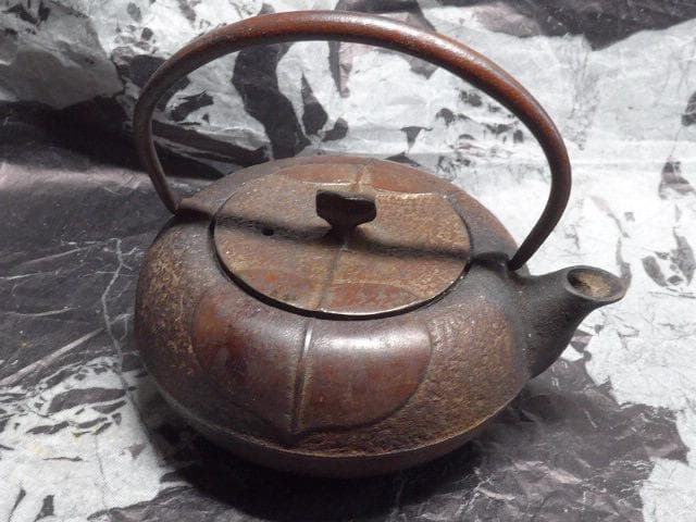 小振の南部鉄器の鉄の急須です。装飾性のあるものです