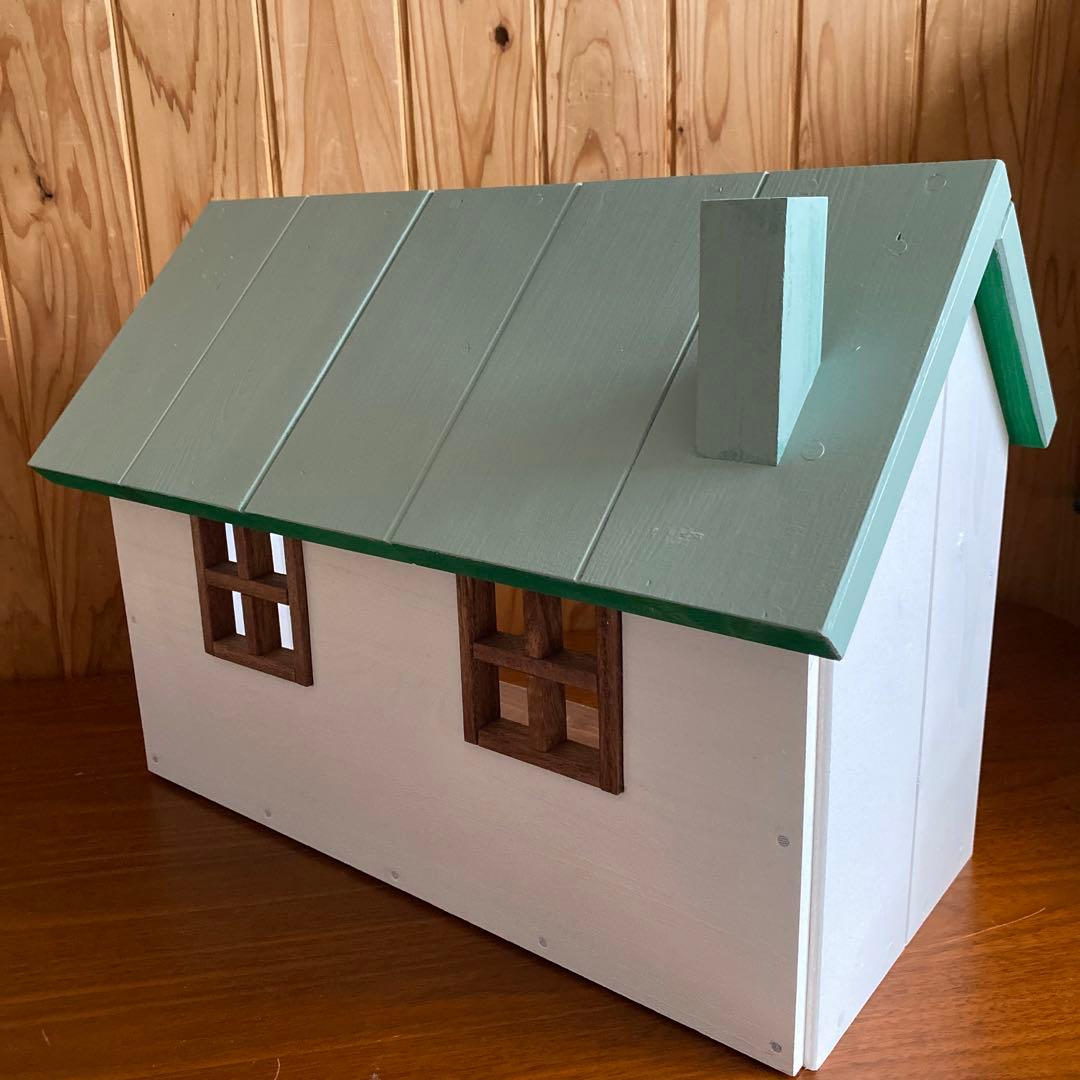 緑屋根の木製ドールハウス (暖炉＆ウッドデッキ付き) ハンドメイド　シルバニア