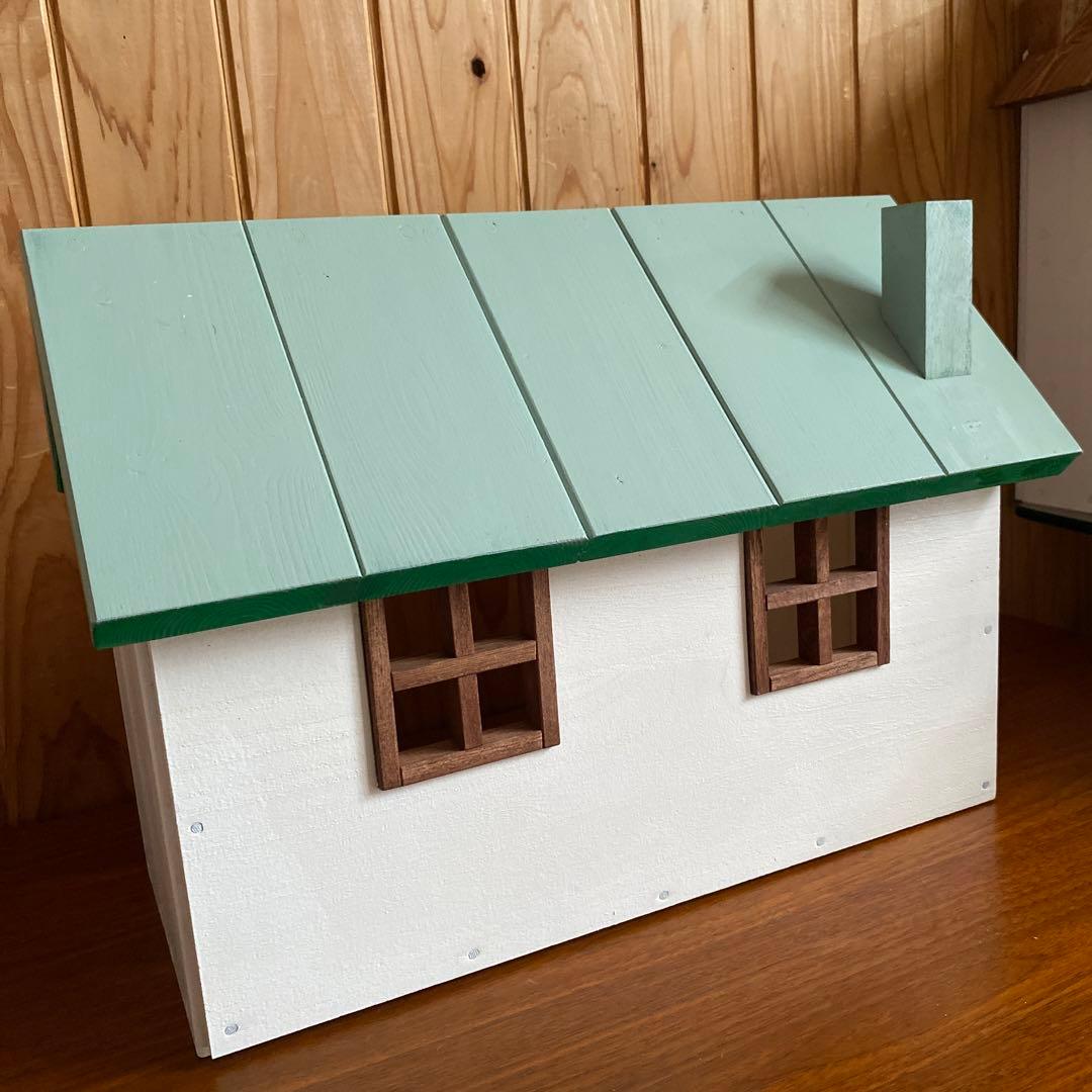 緑屋根の木製ドールハウス (暖炉＆ウッドデッキ付き) ハンドメイド　シルバニア