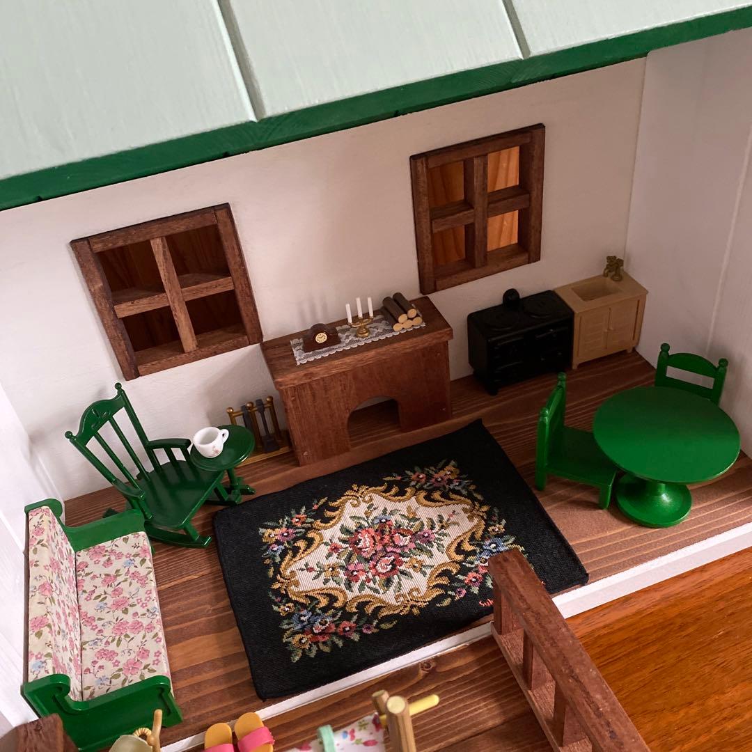 緑屋根の木製ドールハウス (暖炉＆ウッドデッキ付き) ハンドメイド　シルバニア