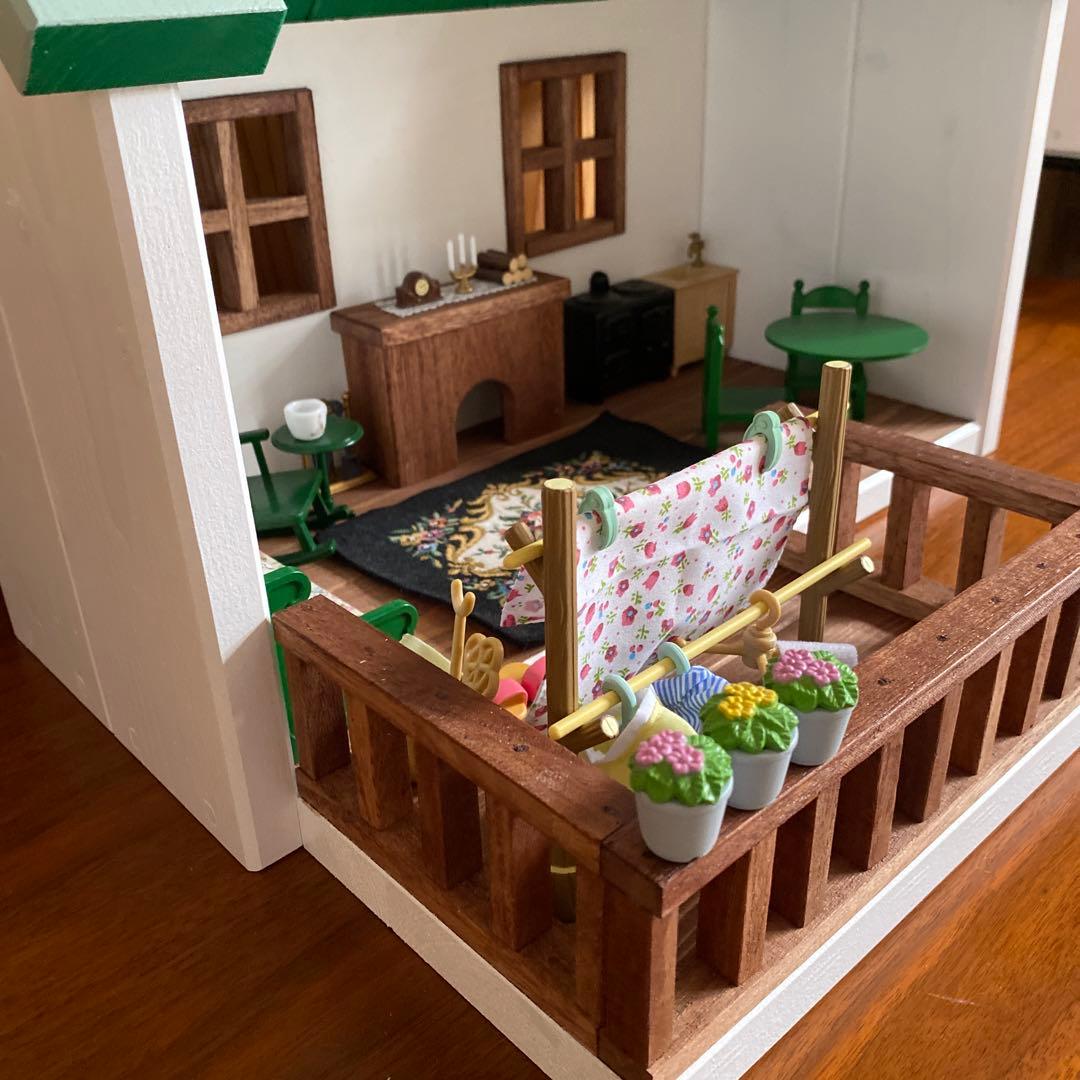 緑屋根の木製ドールハウス (暖炉＆ウッドデッキ付き) ハンドメイド　シルバニア