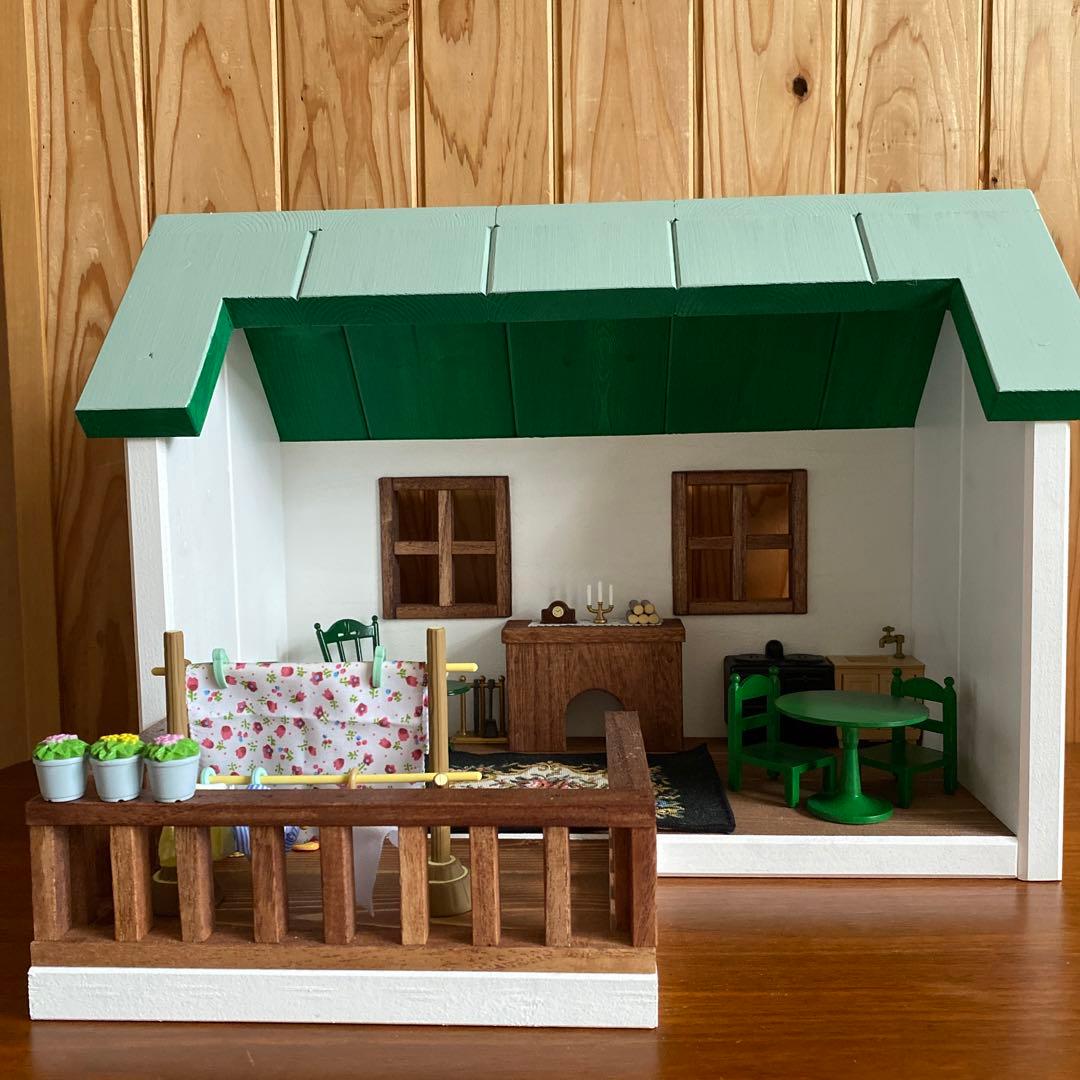 緑屋根の木製ドールハウス (暖炉＆ウッドデッキ付き) ハンドメイド　シルバニア