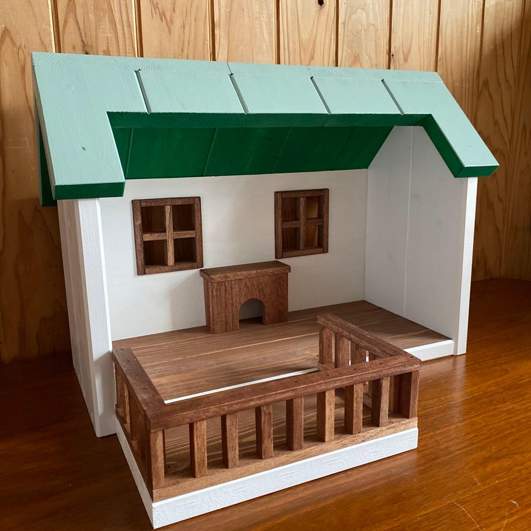 緑屋根の木製ドールハウス (暖炉＆ウッドデッキ付き) ハンドメイド　シルバニア