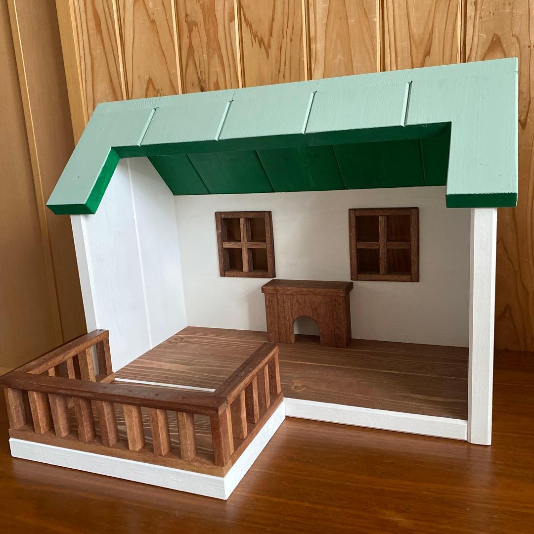 緑屋根の木製ドールハウス (暖炉＆ウッドデッキ付き) ハンドメイド　シルバニア