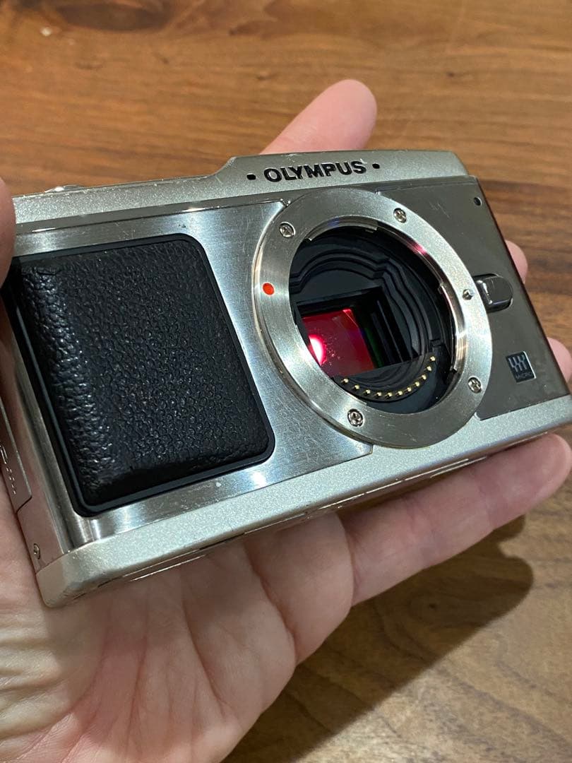 オリンパス　e-pl1 e-p1 ミラーレス一眼 シルバー レッド ジャンク品