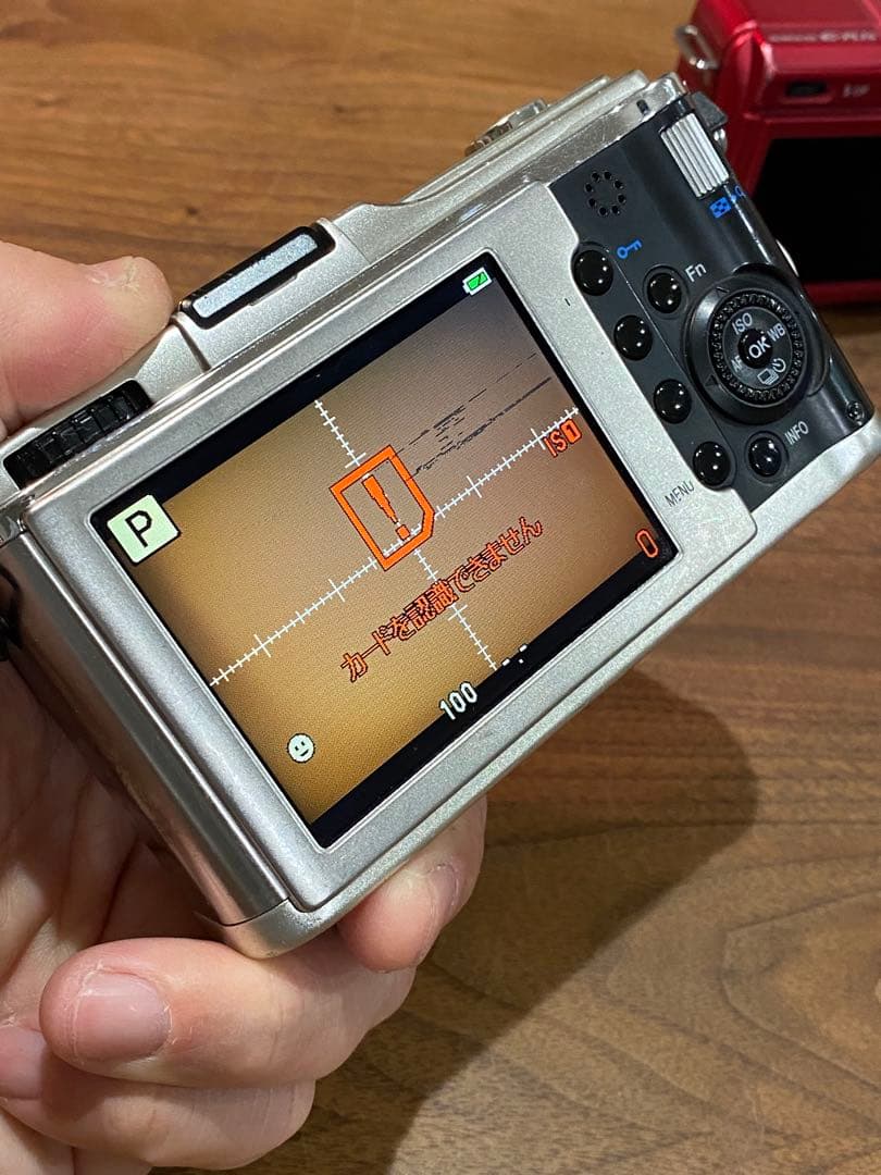 オリンパス　e-pl1 e-p1 ミラーレス一眼 シルバー レッド ジャンク品