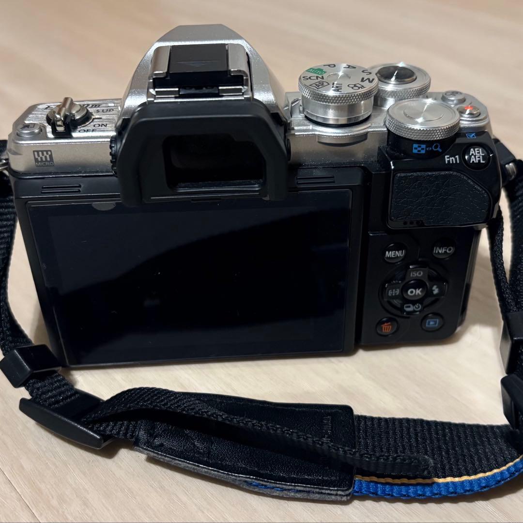 OLYMPUS E-M10 Mark IIIミラーレス一眼
