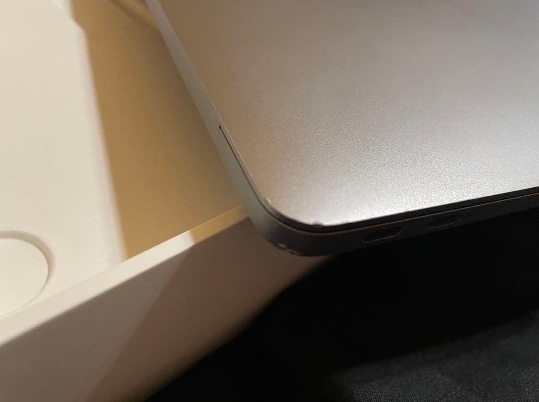 【ジャンク】オマケ付　液晶割れ MacBook Air 13インチ 2020
