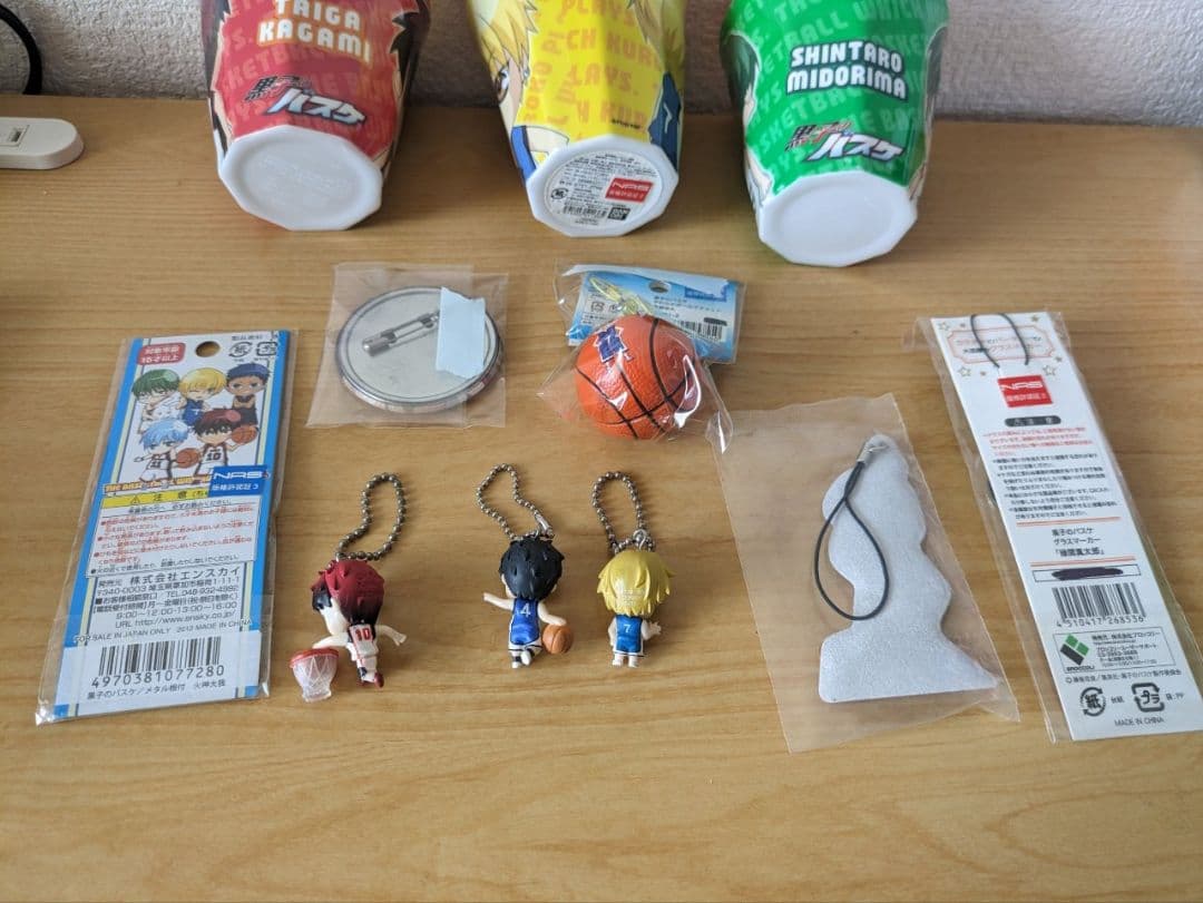 黒子のバスケ 黒バス まとめ売り 総集編 DVD キーホルダー 缶バッチ