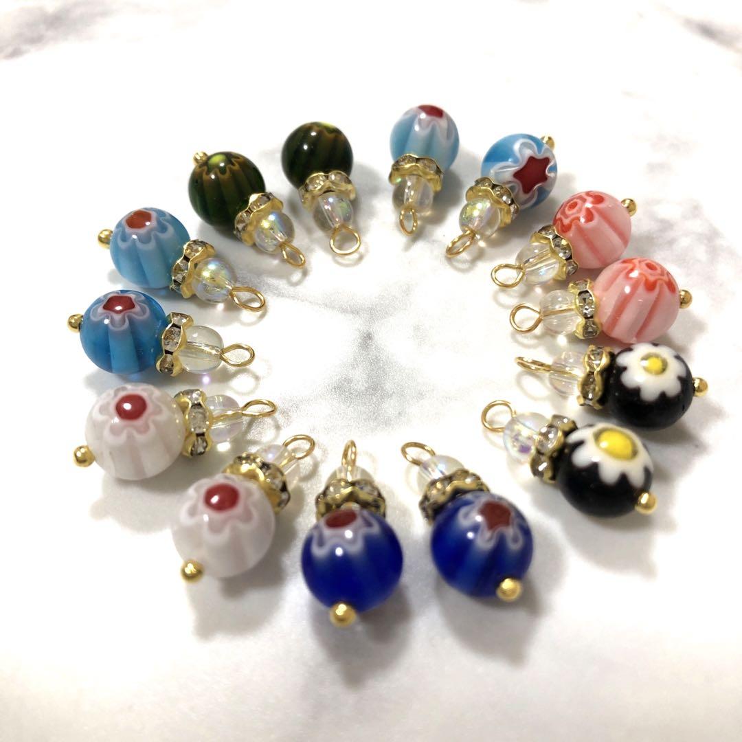 695【14個】フラワー柄ガラスビーズチャーム　ハンドメイド素材パーツコネクター