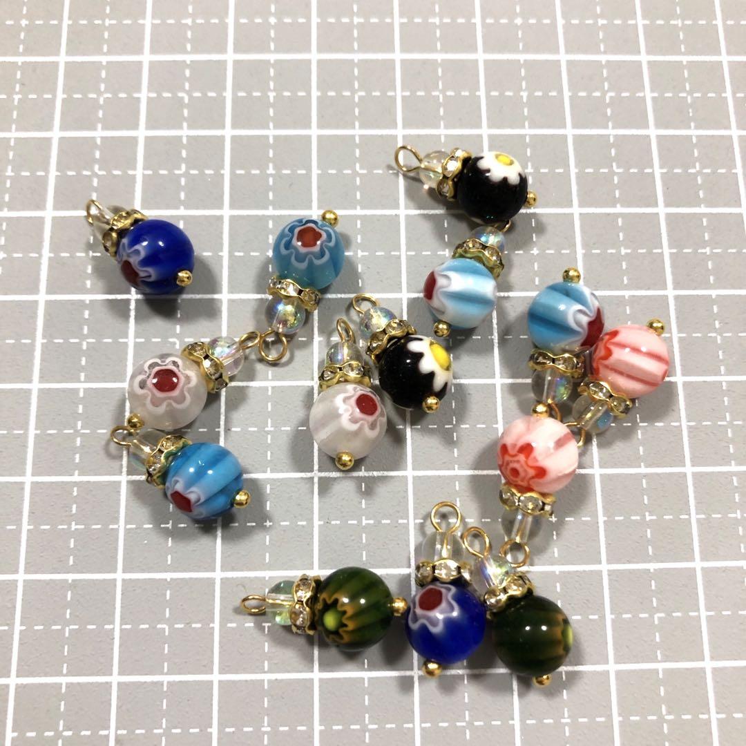 695【14個】フラワー柄ガラスビーズチャーム　ハンドメイド素材パーツコネクター