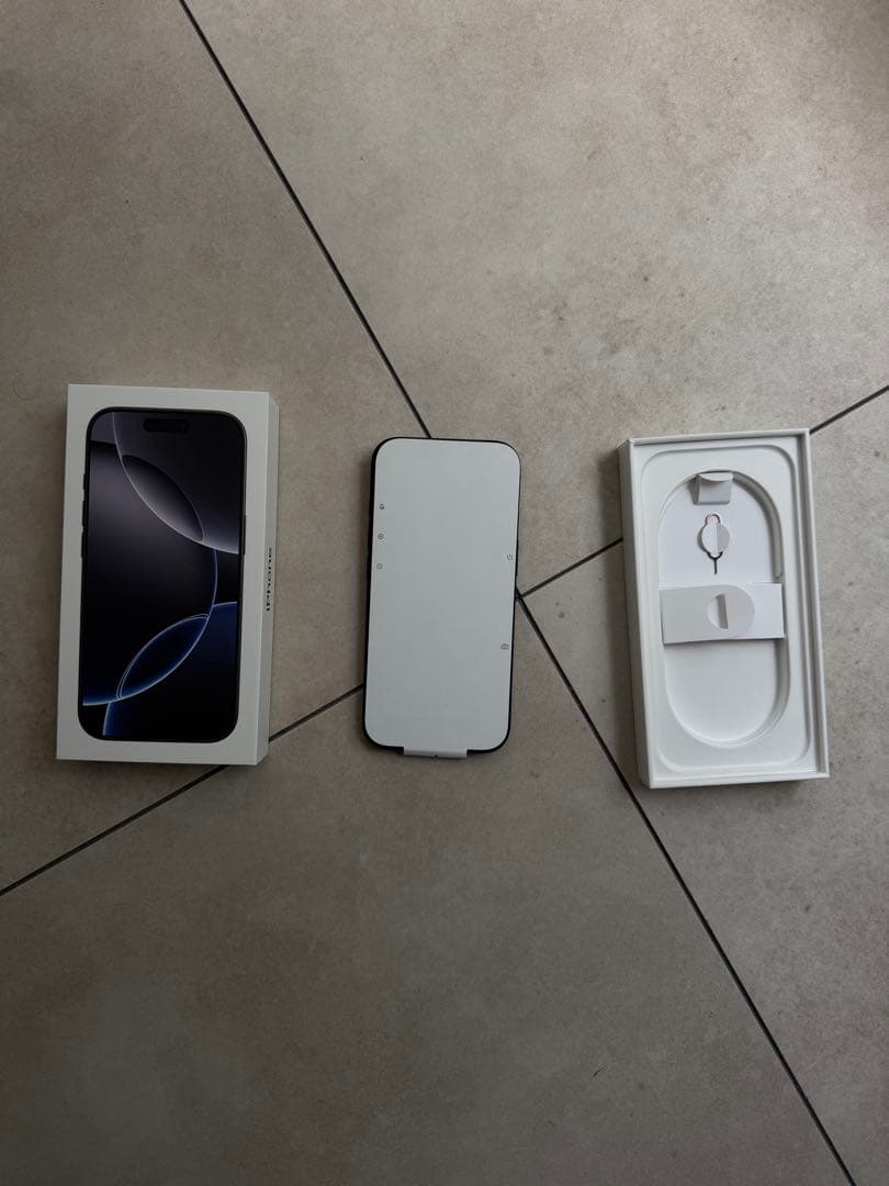 美品 iPhone 16 Pro 256GB ブラックチタニウム