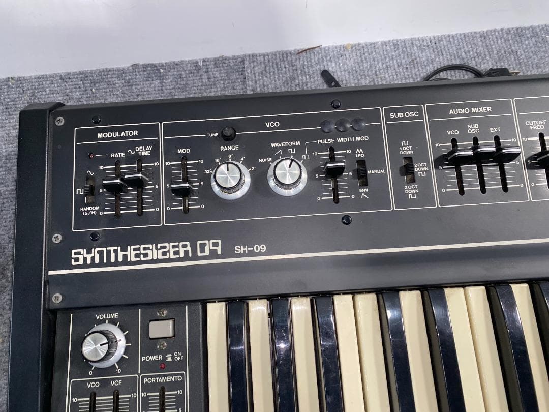 Roland SH-09 シンセサイザー