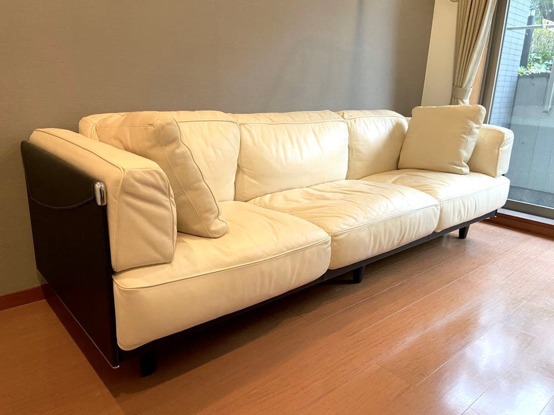 「ポルトローナフラウ」TWICE シリーズ３人掛けソファ