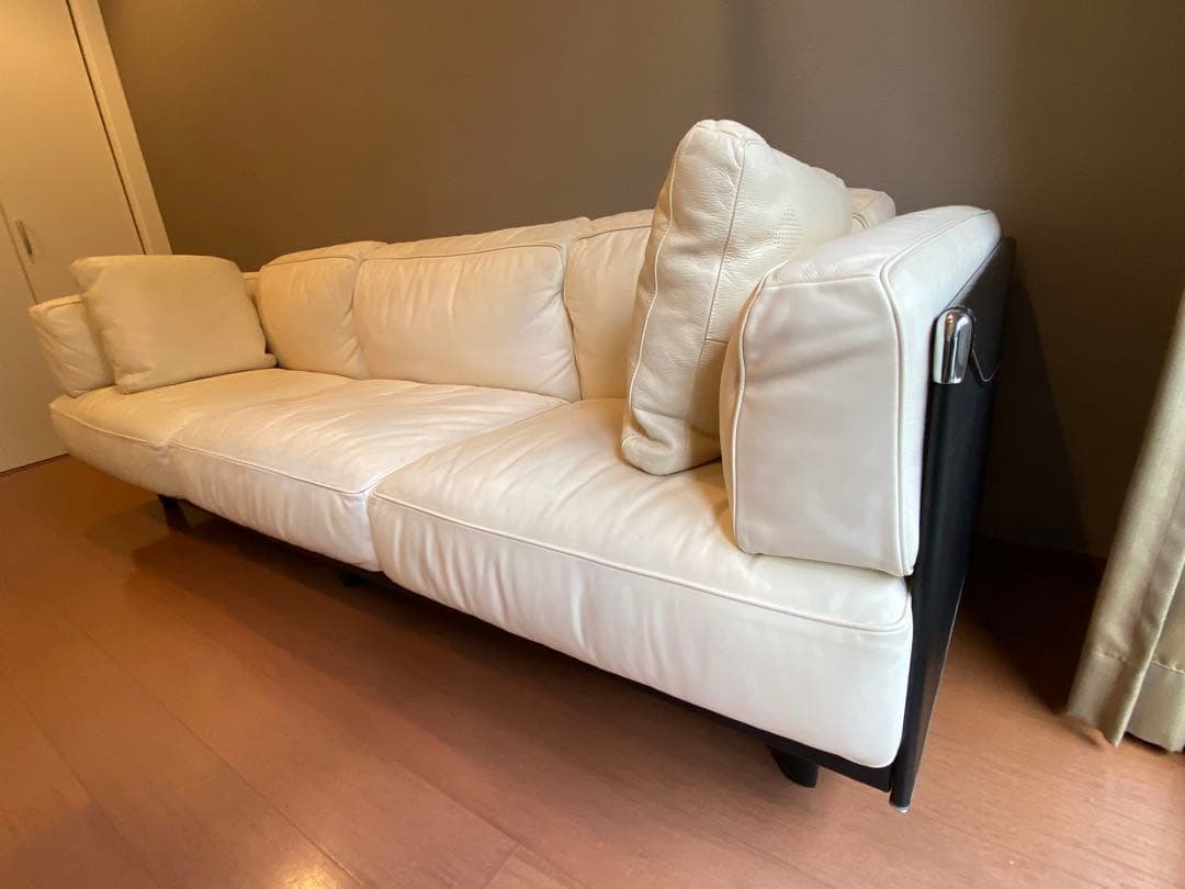 「ポルトローナフラウ」TWICE シリーズ３人掛けソファ