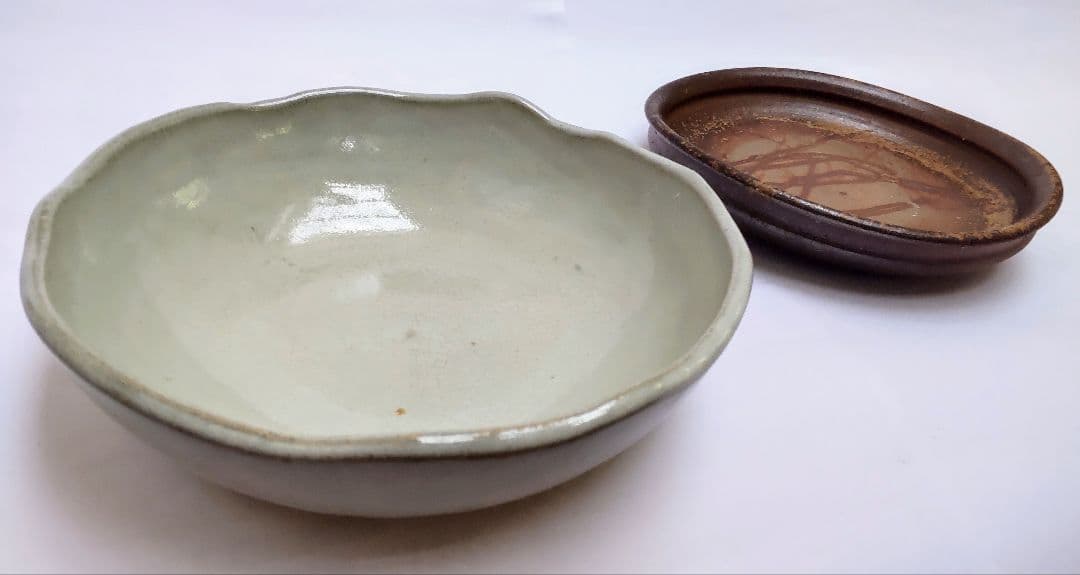 緑色波型皿と茶色平型皿セット