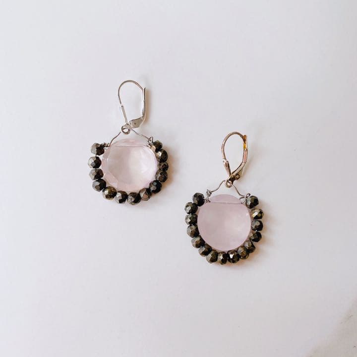 ローズクォーツとパイライトのイヤリング by Joli Jewelry
