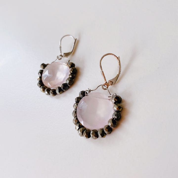 ローズクォーツとパイライトのイヤリング by Joli Jewelry