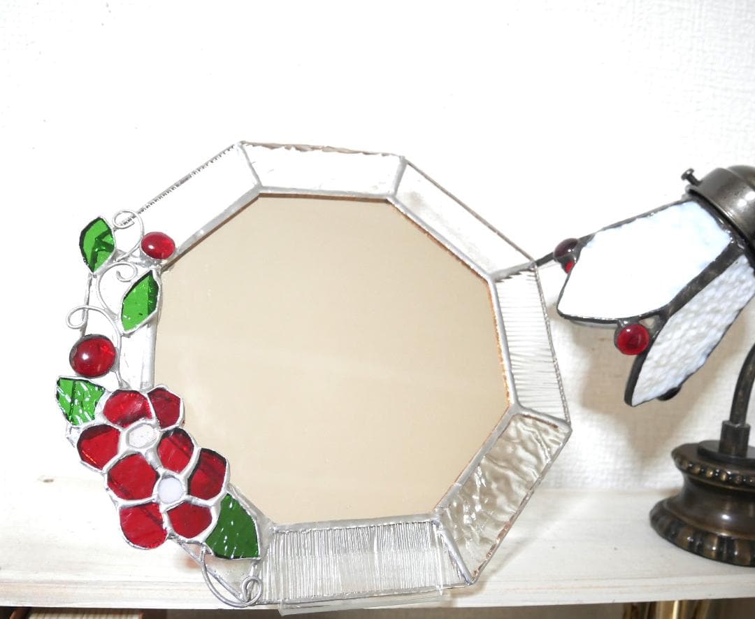 *:.。クリアベースの赤い花の八角形の鏡　(20size）　ステンドグラス