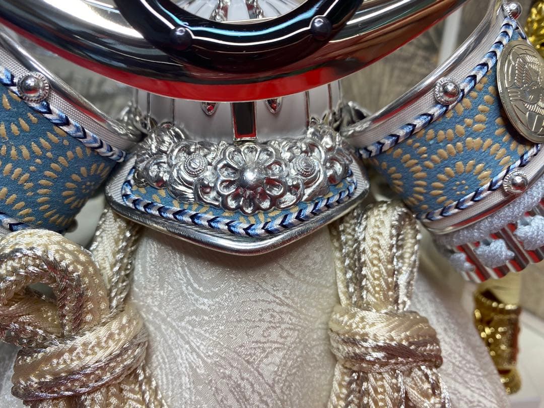 五月人形　上杉謙信　シルバー兜飾り　六角アクリルケース入り