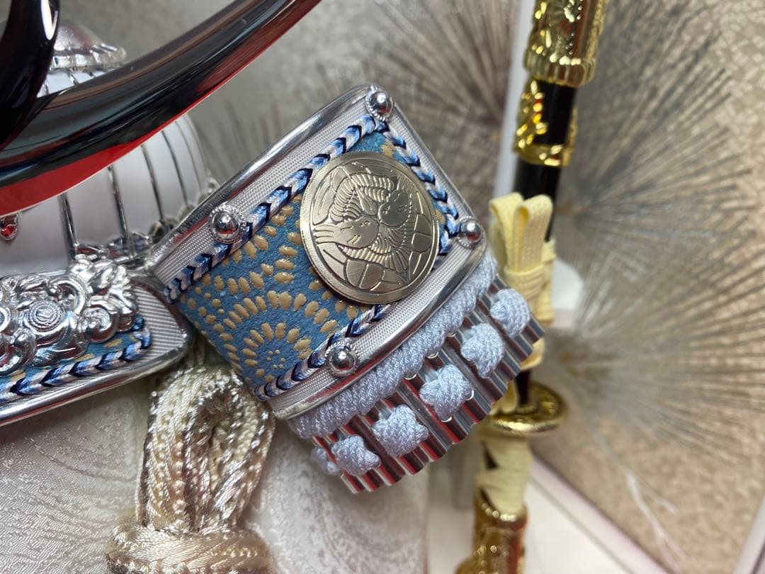 五月人形　上杉謙信　シルバー兜飾り　六角アクリルケース入り