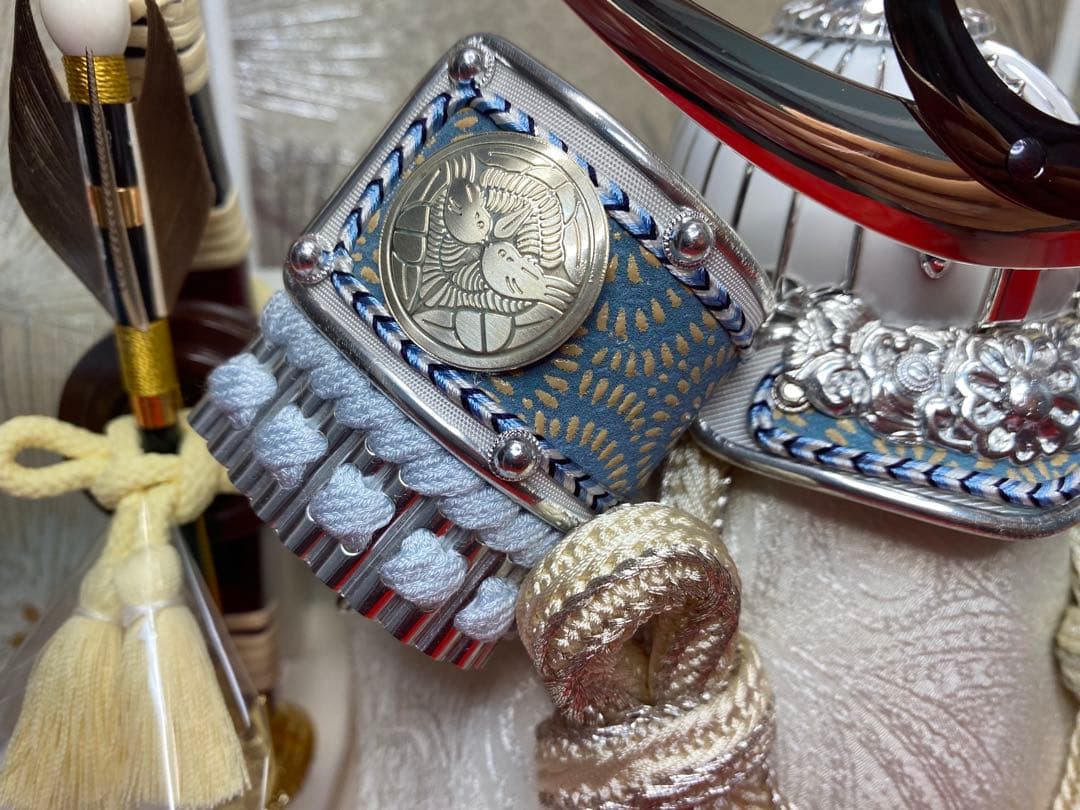 五月人形　上杉謙信　シルバー兜飾り　六角アクリルケース入り