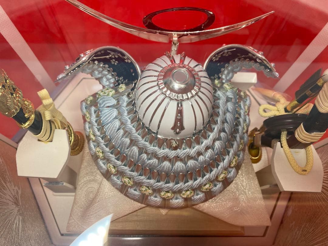 五月人形　上杉謙信　シルバー兜飾り　六角アクリルケース入り