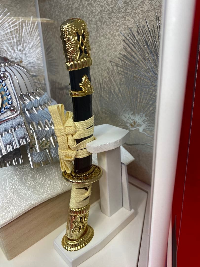 五月人形　上杉謙信　シルバー兜飾り　六角アクリルケース入り