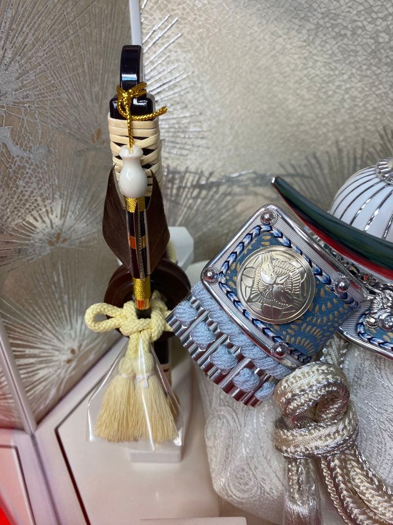 五月人形　上杉謙信　シルバー兜飾り　六角アクリルケース入り