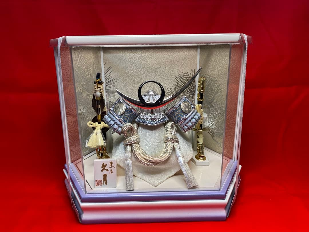 五月人形　上杉謙信　シルバー兜飾り　六角アクリルケース入り