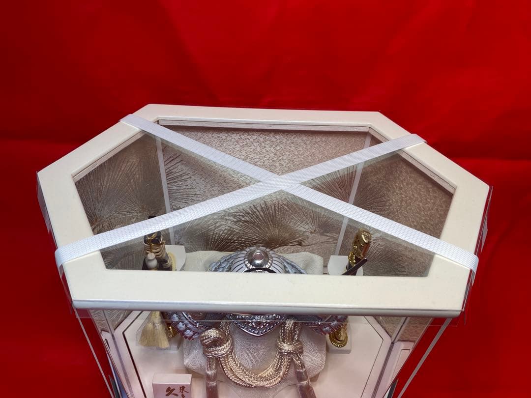 五月人形　上杉謙信　シルバー兜飾り　六角アクリルケース入り