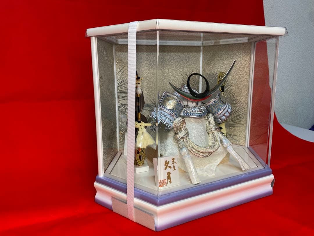 五月人形　上杉謙信　シルバー兜飾り　六角アクリルケース入り