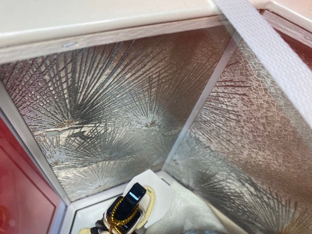 五月人形　上杉謙信　シルバー兜飾り　六角アクリルケース入り