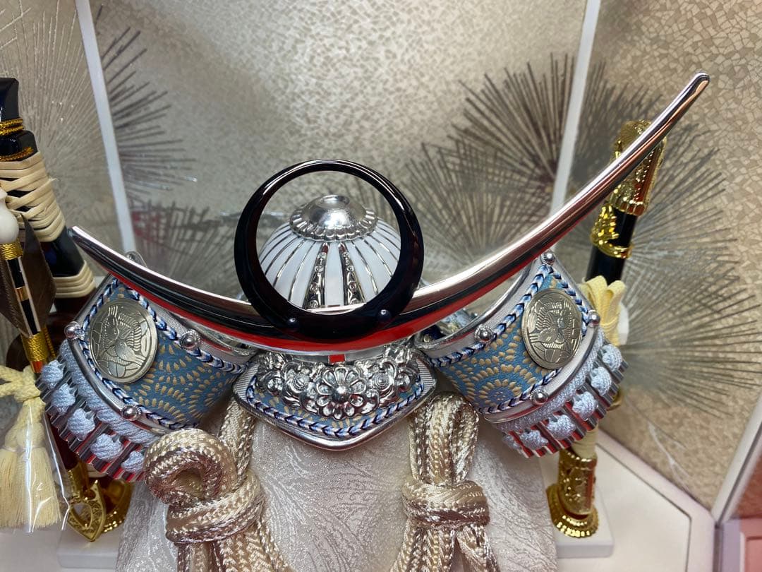 五月人形　上杉謙信　シルバー兜飾り　六角アクリルケース入り