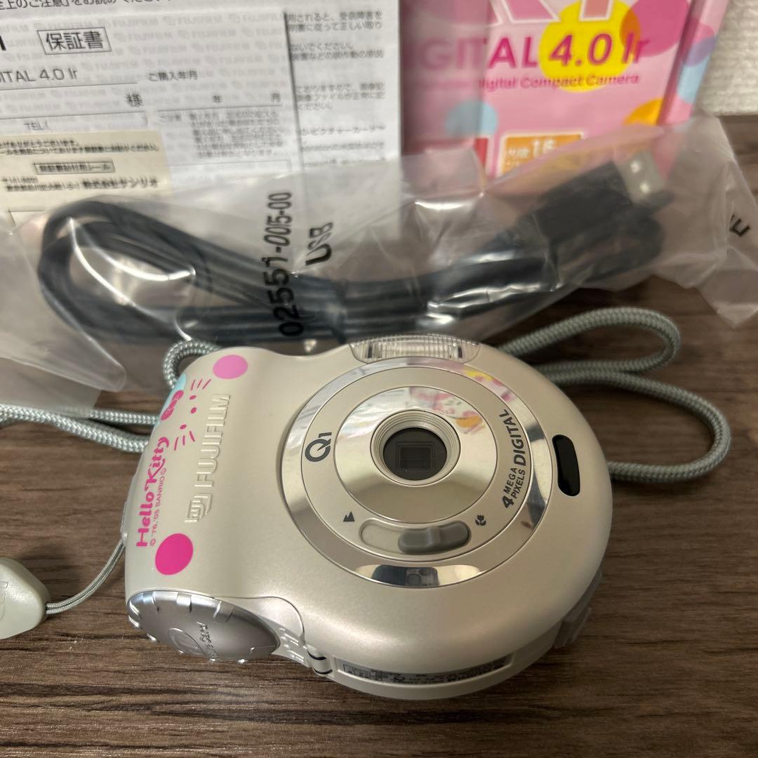 【美品】FUJIFILM Hello Kitty Q1 デジタルカメラ