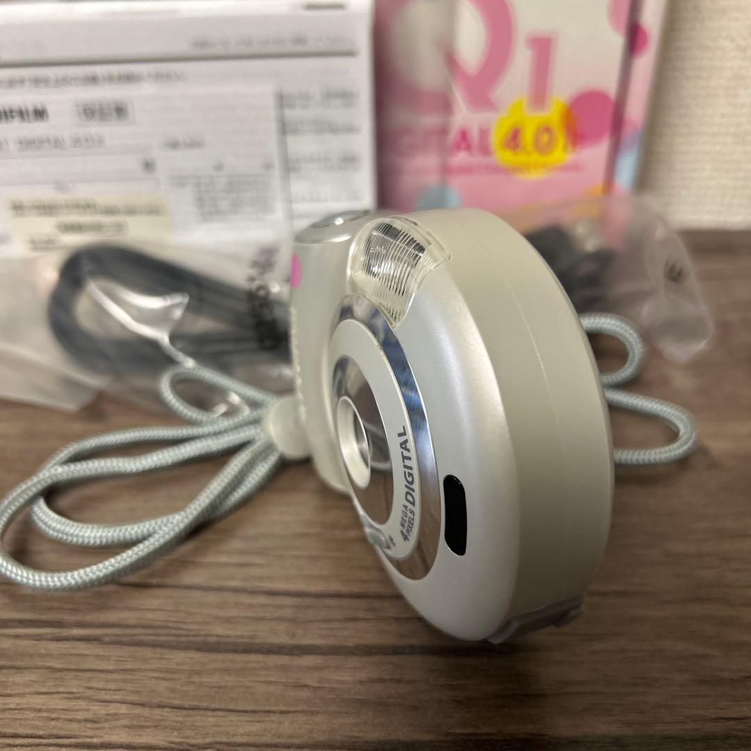 【美品】FUJIFILM Hello Kitty Q1 デジタルカメラ