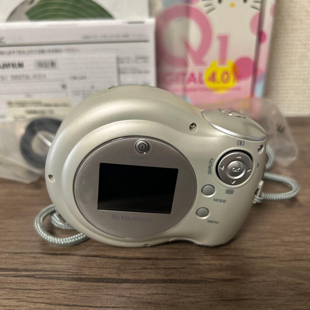 【美品】FUJIFILM Hello Kitty Q1 デジタルカメラ