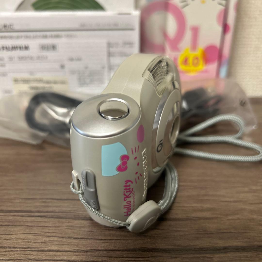 【美品】FUJIFILM Hello Kitty Q1 デジタルカメラ
