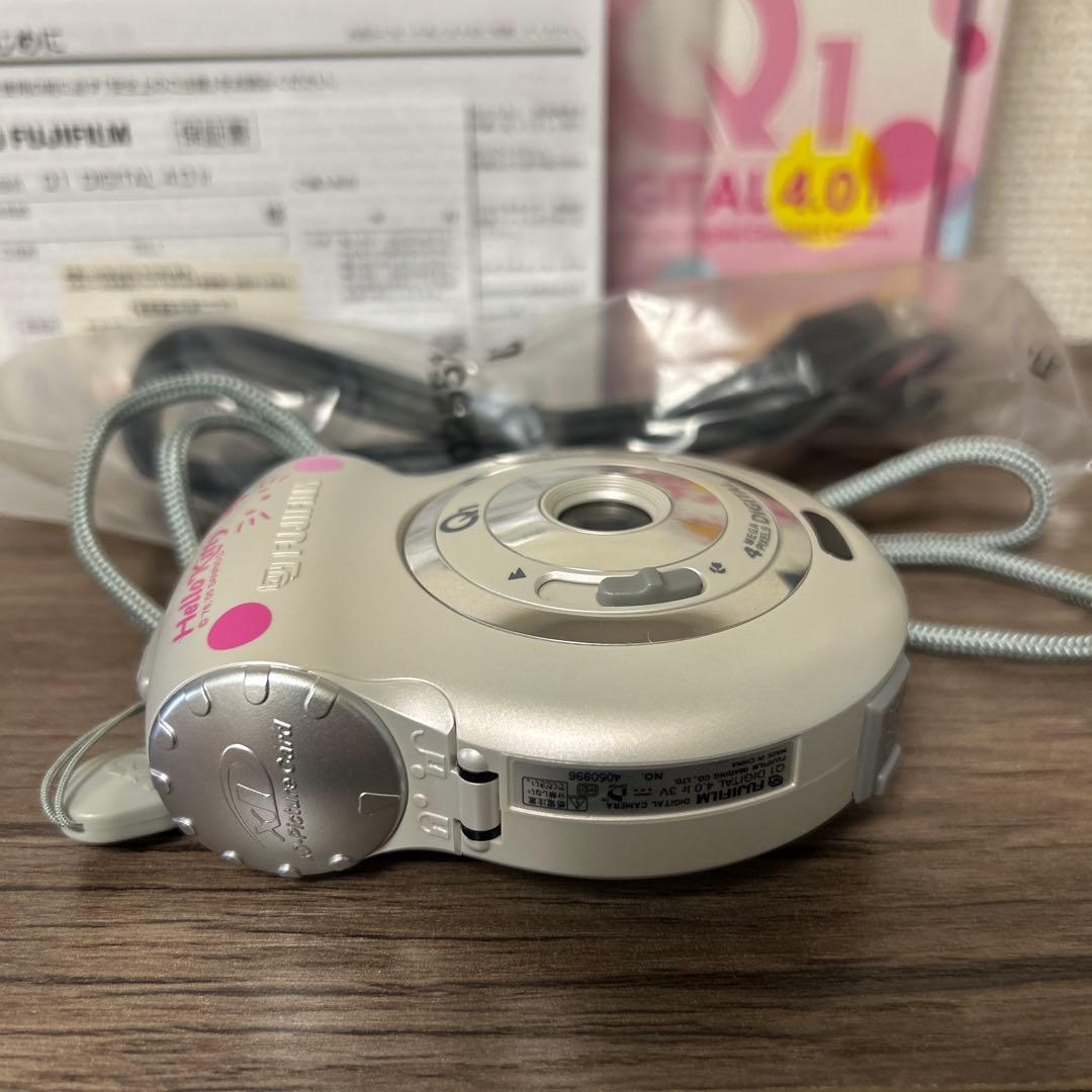 【美品】FUJIFILM Hello Kitty Q1 デジタルカメラ