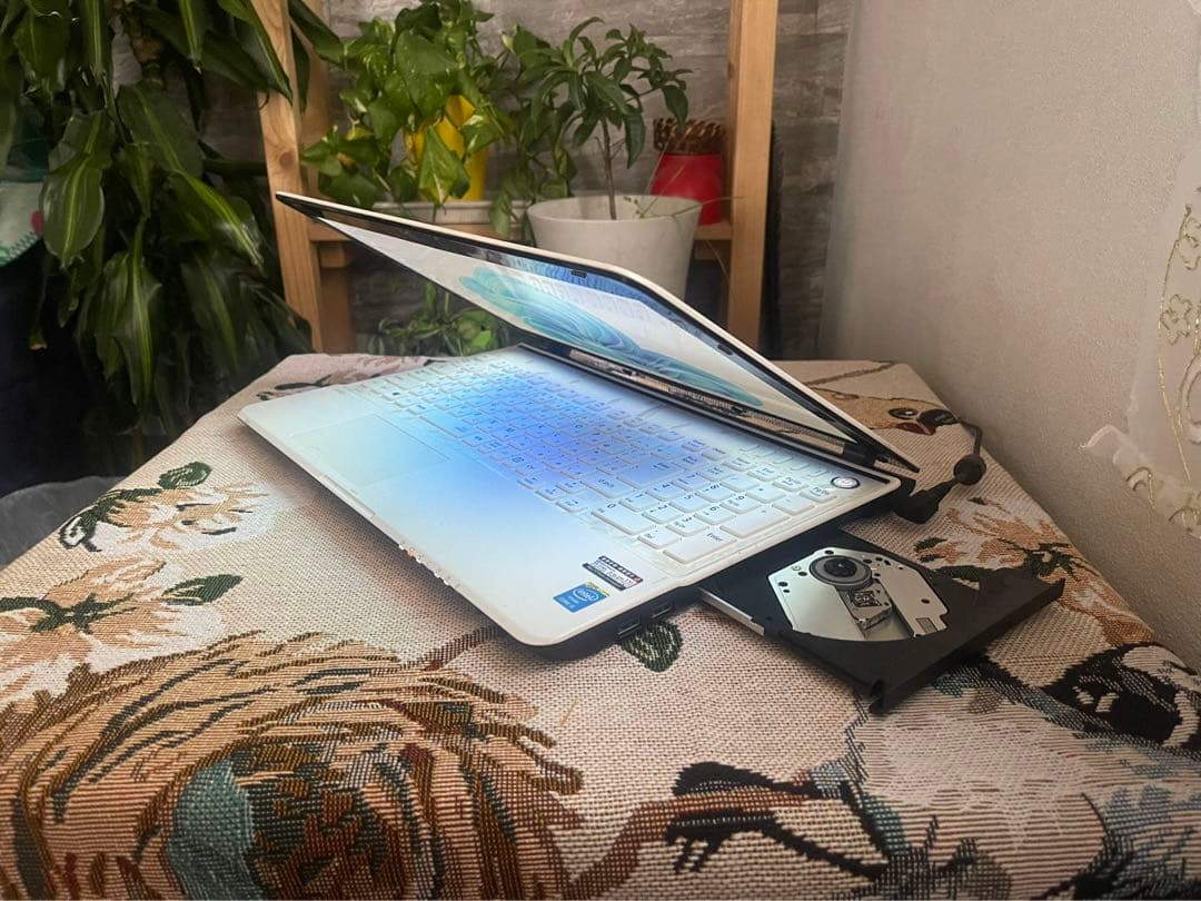 NECノートパソコン白／ホワイト 　i5 Windows11