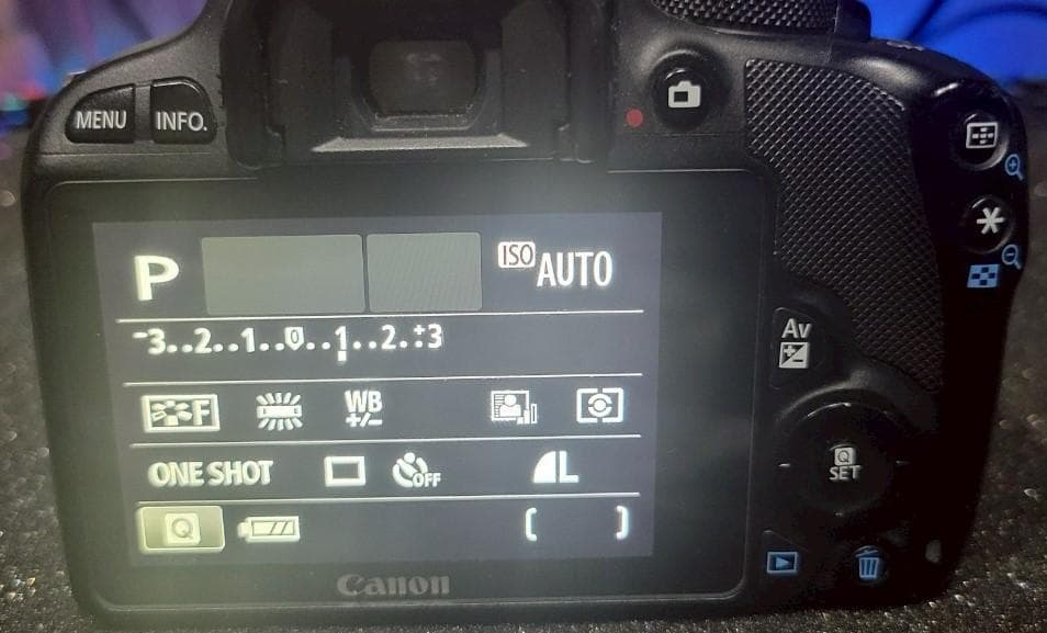 【レンズ付き】Canon EOS Kiss X7+レンズ EF-S18-55mm