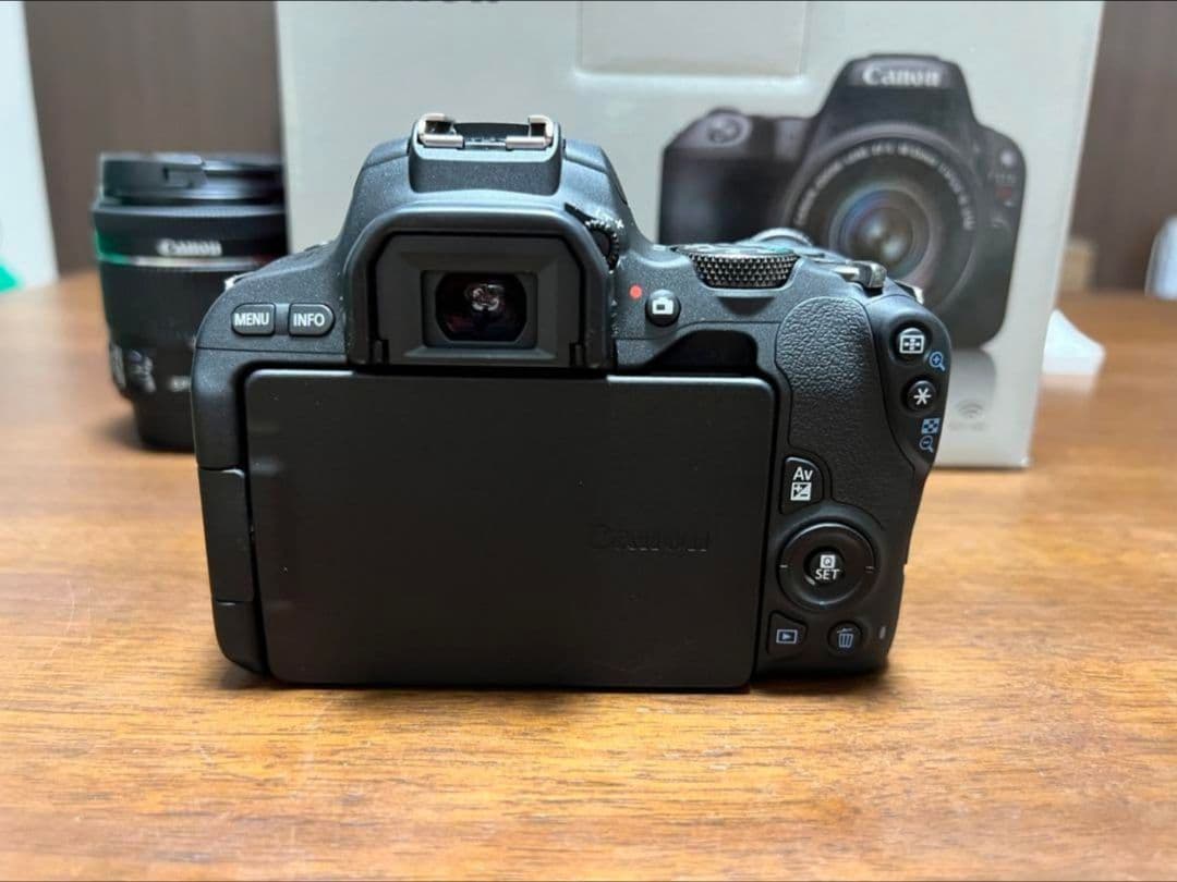 値下げ中Canon EOS Kiss X9 デジタル一眼レフカメラ レンズキット