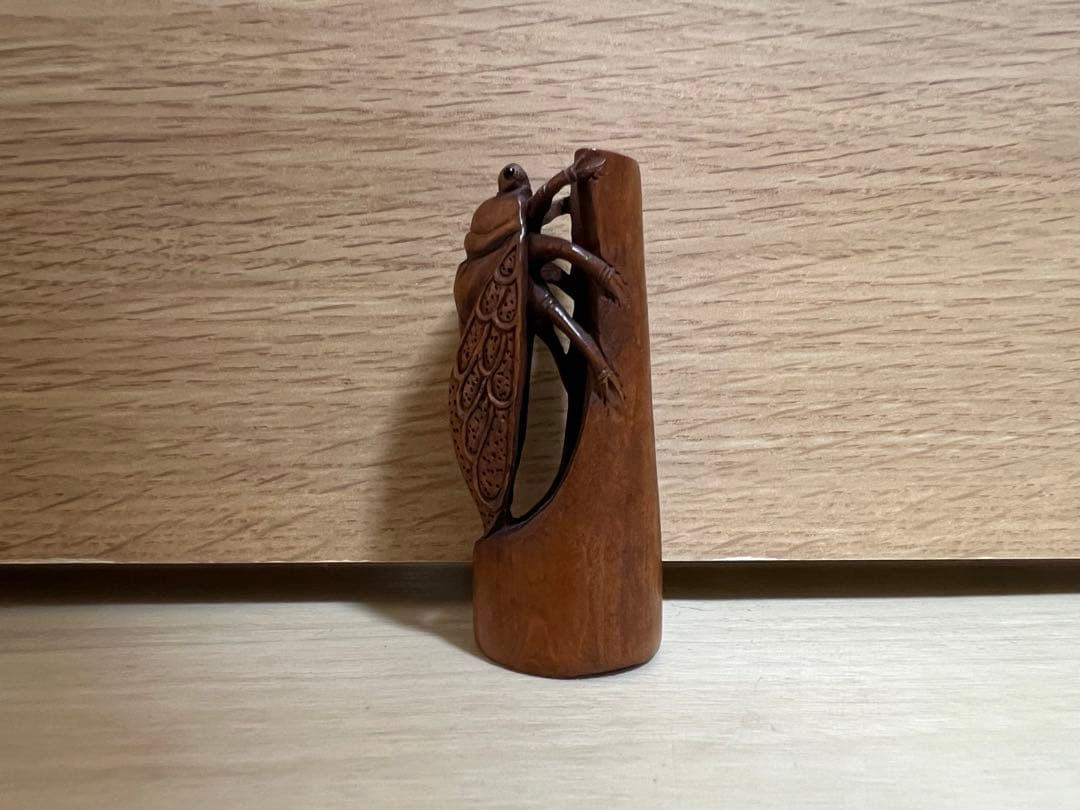 木彫り セミ 蝉 超絶技巧 置物 フィギュア 当時物 根付け 銘入り 光玉 在名