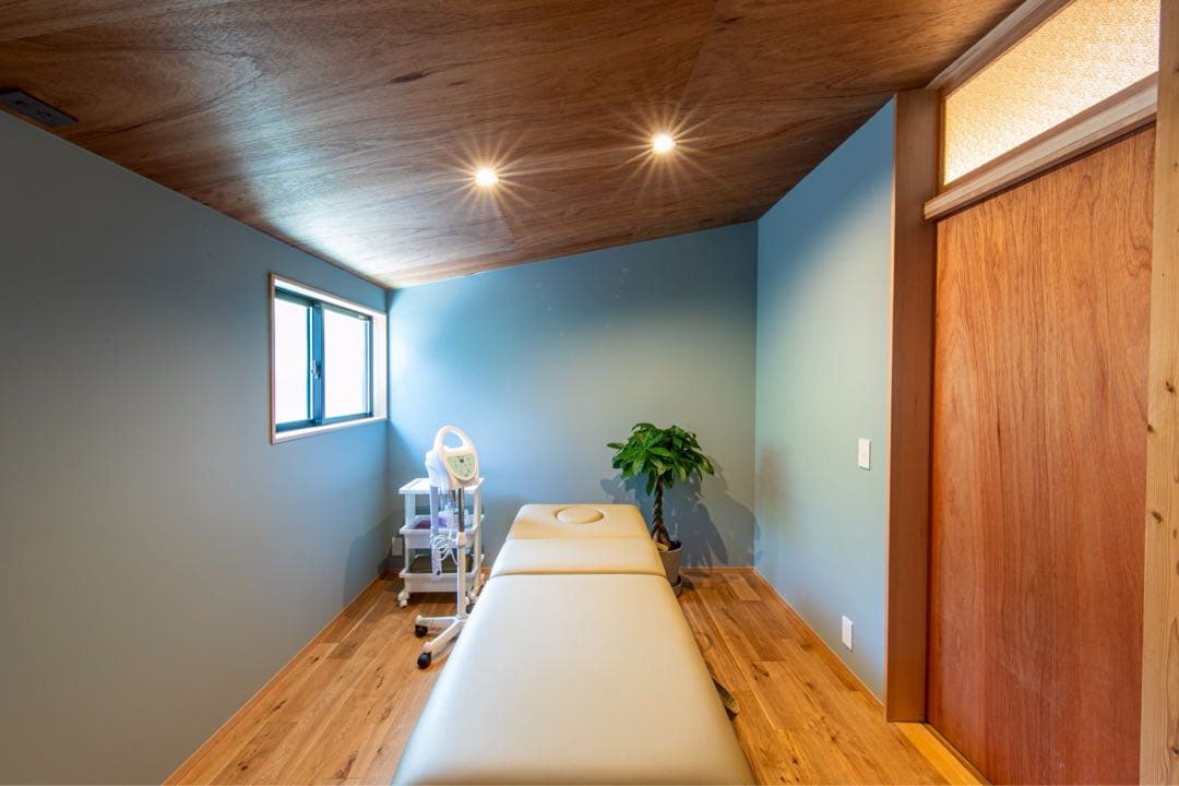 高級低反発木製折りたたみリクライニングベッド　ベージュ　エステベッド