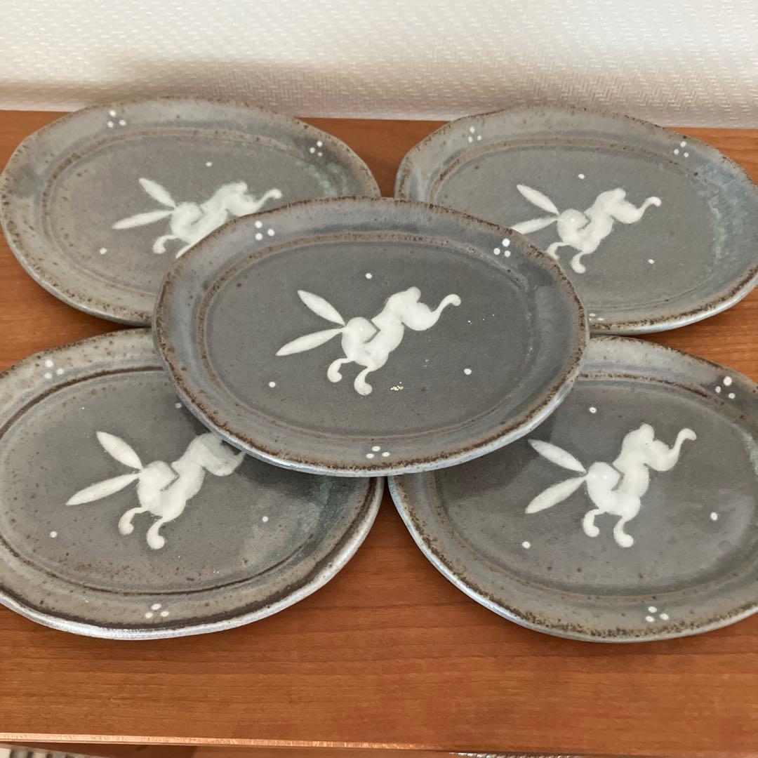 ウサギ絵柄のグレー楕円形皿5枚セット