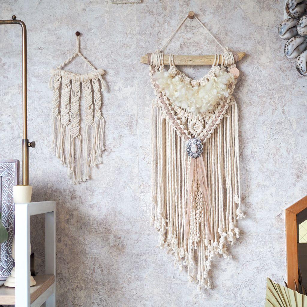 NO.92 くりくり羊毛とフラワーコンチョのマクラメタペストリー